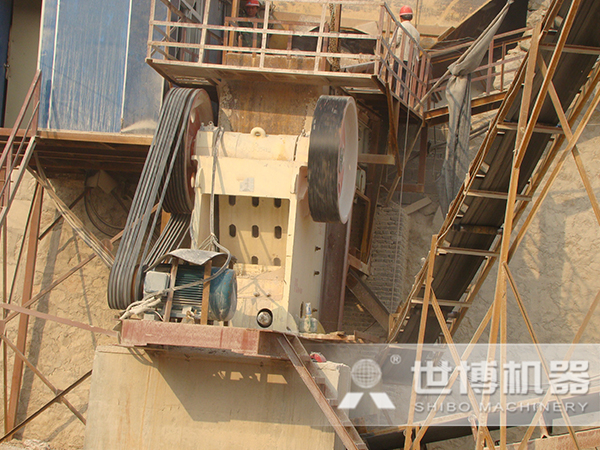 顎式破碎機(jī)碎石現(xiàn)場(chǎng)