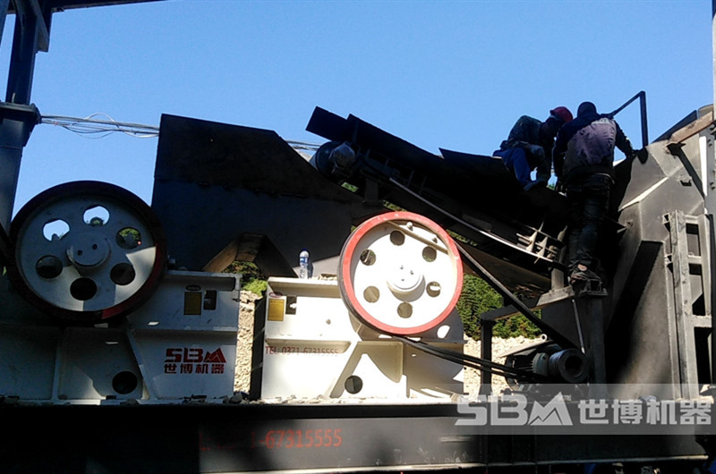 破碎機(jī)破石頭現(xiàn)場