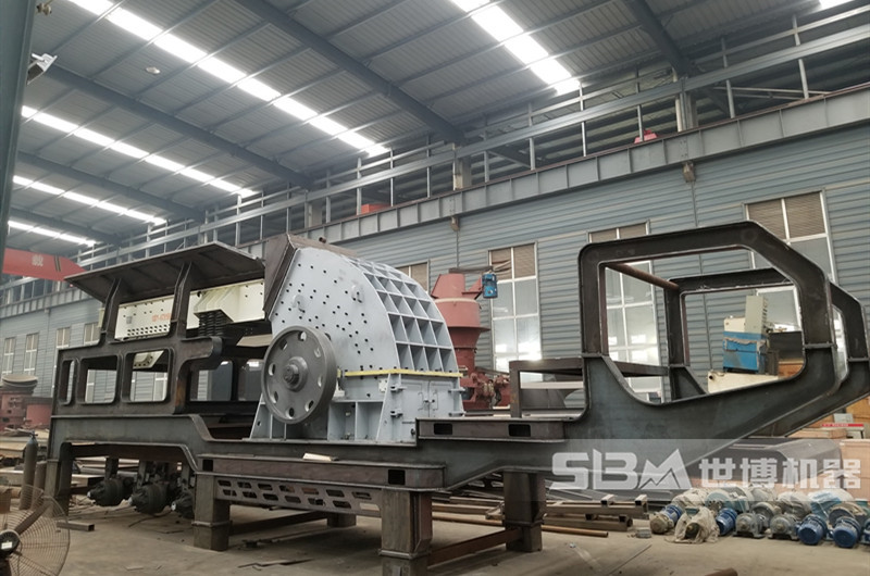 重錘破碎機廠家，圖為河南世博廠家生產(chǎn)的移動重錘破碎機