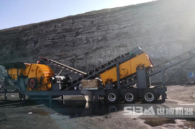 重錘式移動(dòng)破碎機(jī)，配置重錘破、給料機(jī)、振動(dòng)篩