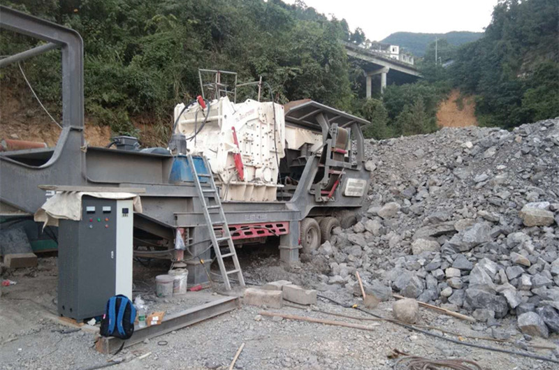 移動(dòng)石頭破碎機(jī)現(xiàn)場圖