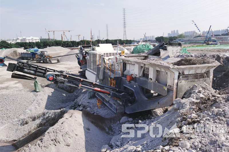 履帶移動(dòng)碎石加工設(shè)備現(xiàn)場(chǎng)，建筑垃圾破碎現(xiàn)場(chǎng)