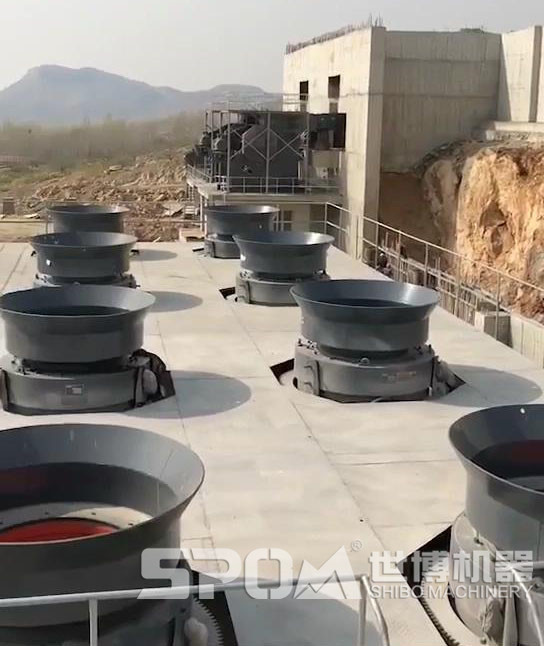 日產(chǎn)萬噸的圓錐破碎機(jī)現(xiàn)場(chǎng)圖