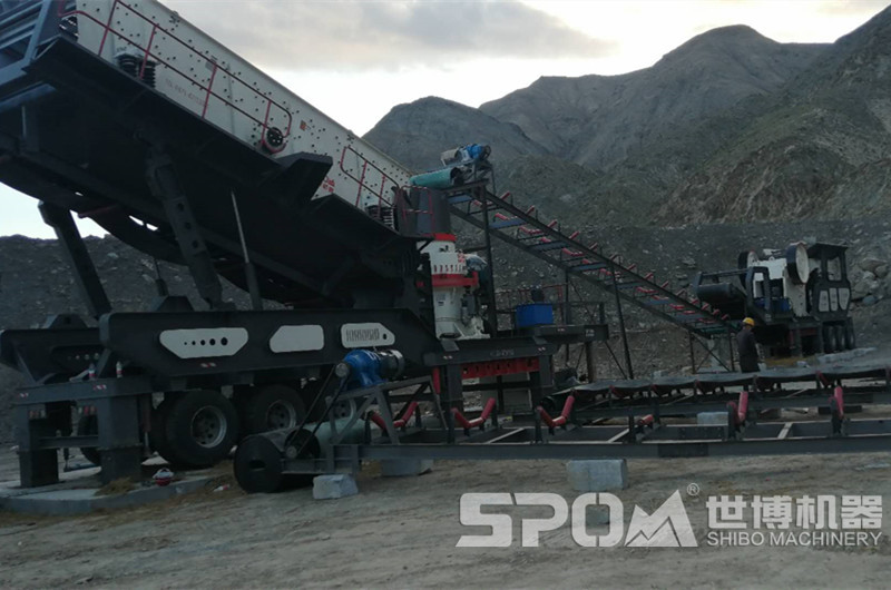 移動(dòng)破碎機(jī)安裝現(xiàn)場(chǎng)
