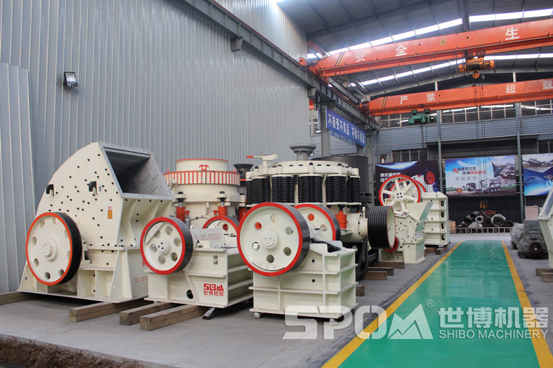 世博砸石子機(jī)、軋石機(jī)車間