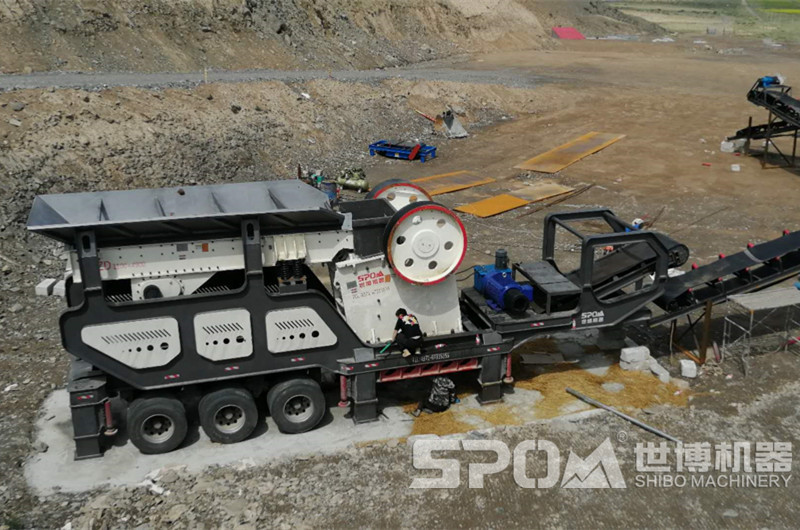 移動(dòng)破碎機(jī)安裝在固化好的地面上