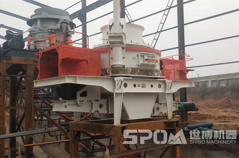 大理石生產(chǎn)機(jī)制砂現(xiàn)場(chǎng)，圓錐破和制砂機(jī)
