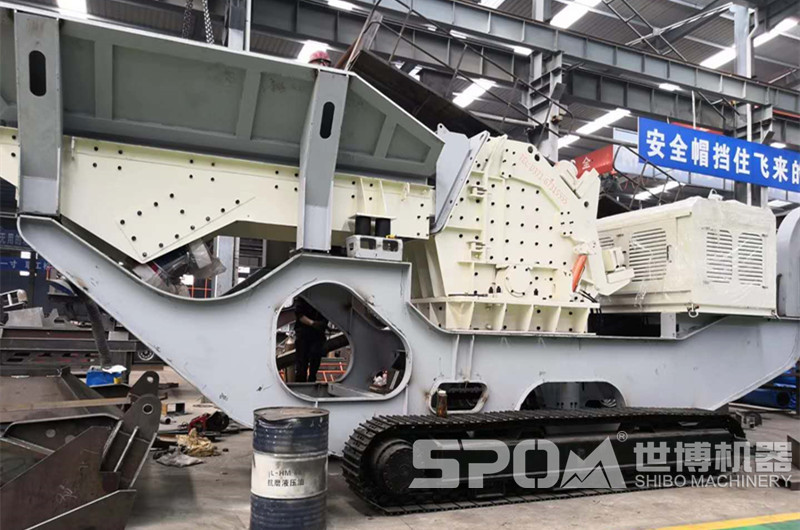 液壓履帶移動破碎機(jī)，配置大口反擊破