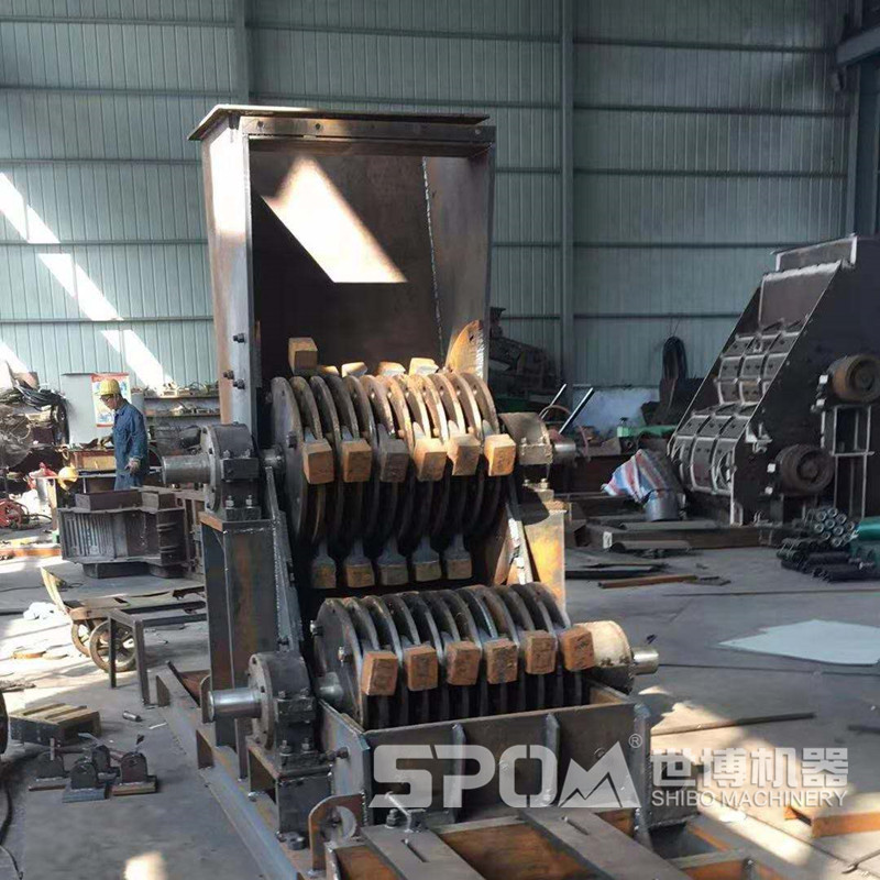 世博雙級(jí)破碎機(jī)生產(chǎn)車間，雙級(jí)破碎機(jī)半成品內(nèi)部結(jié)構(gòu)