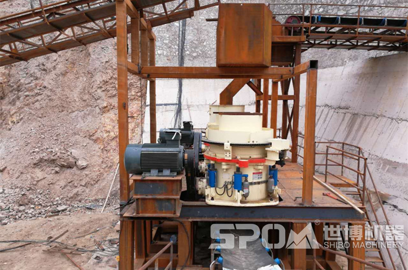 圓錐破碎機(jī)，在玄武巖制砂生產(chǎn)線中負(fù)責(zé)細(xì)碎