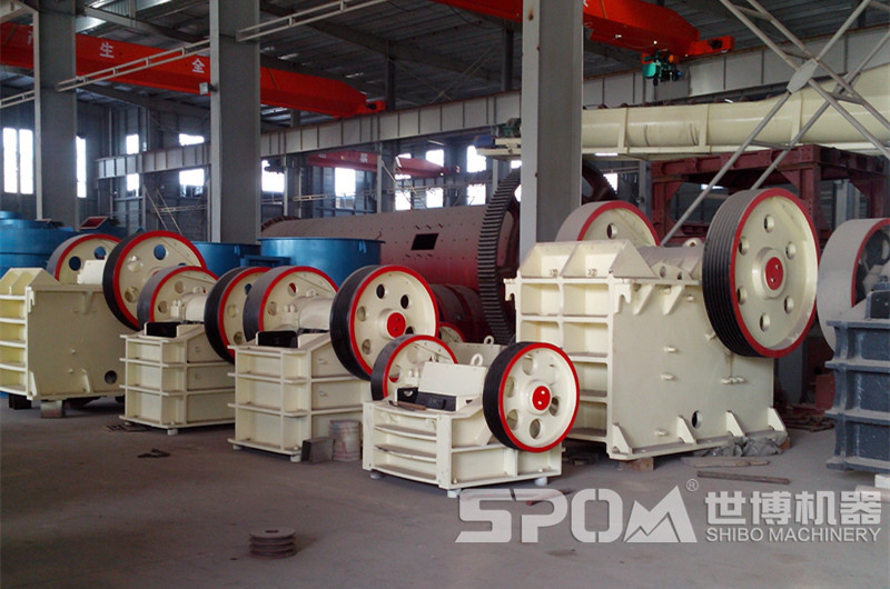 世博顎破成品車間，各種大小鄂破碎機(jī)
