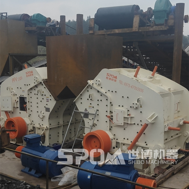 兩臺反擊破碎機破碎生產(chǎn)石子現(xiàn)場圖