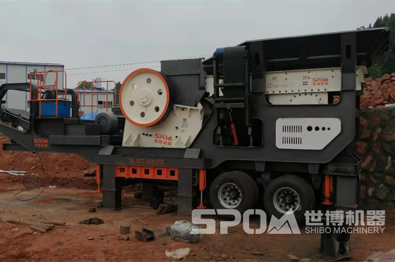 四川德陽客戶移動(dòng)破碎機(jī)安裝現(xiàn)場(chǎng)