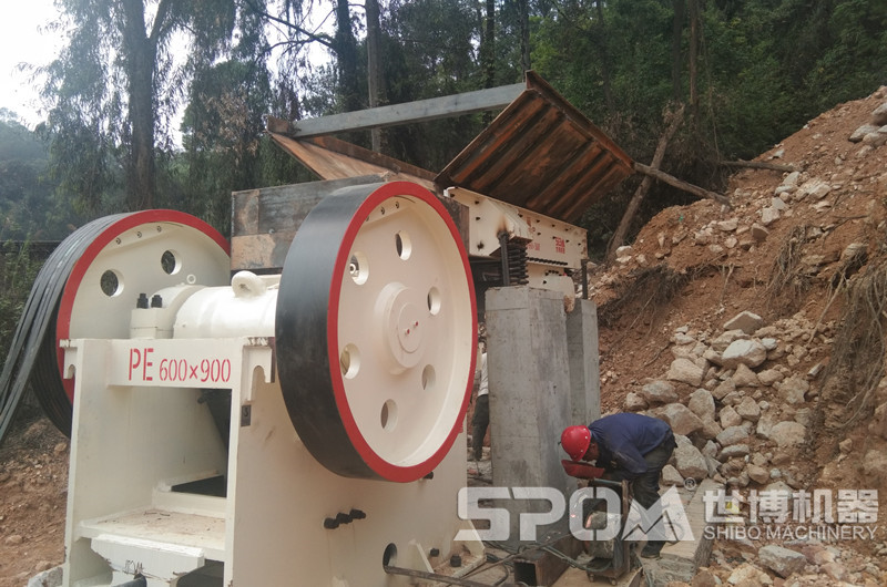 69百顎破碎機破碎石料現(xiàn)場圖