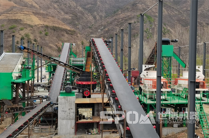 碎石機安裝現(xiàn)場，安裝好后加蓋廠房，室內(nèi)生產(chǎn)更環(huán)保