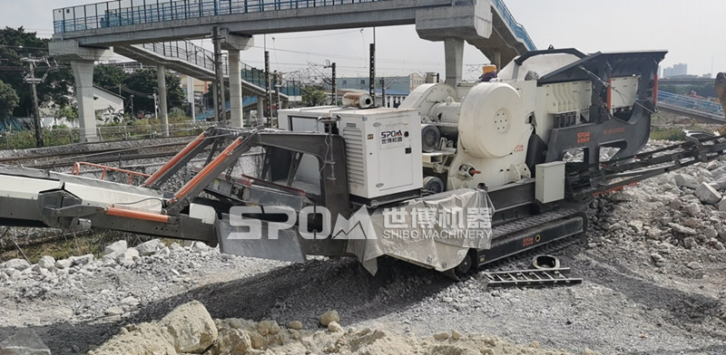 履帶式移動破碎站現(xiàn)場，破碎廢水泥路面