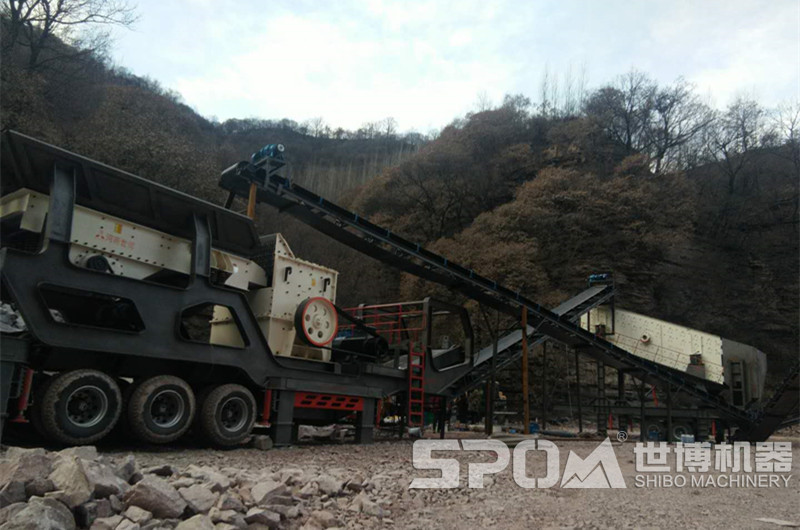 移動箱式破碎機(jī)現(xiàn)場圖