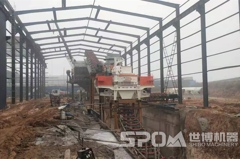 平頂山客戶現(xiàn)場(chǎng)，制砂設(shè)備安裝中