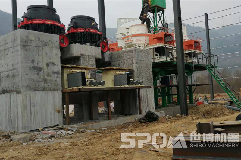 鵝卵石加工現(xiàn)場，圓錐破碎機(jī)和制砂機(jī)